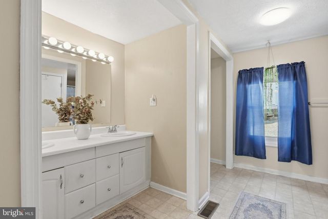 1233 SUMMIT POINT DR, Front Royal, VA 22630