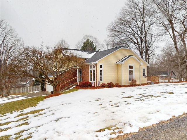 713 Old Barn Circle, Pilot Mountain, NC 27041