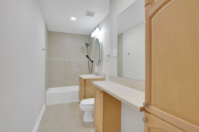 8970 N Parkside Avenue 418, Des Plaines, IL 60016