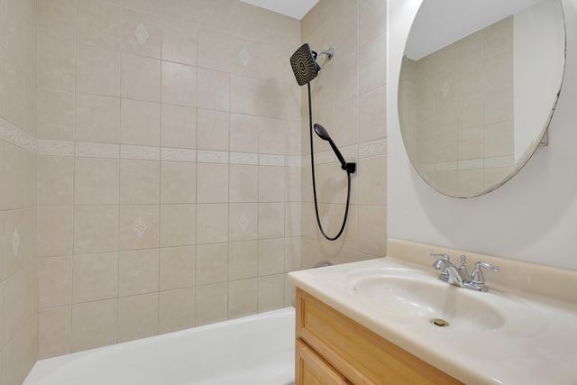 8970 N Parkside Avenue 418, Des Plaines, IL 60016