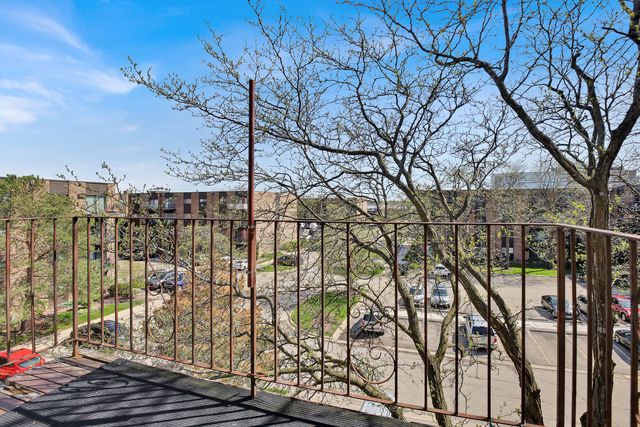 8970 N Parkside Avenue 418, Des Plaines, IL 60016