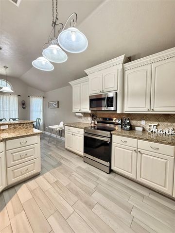 635 Windmill Way, Vidor, TX 77662