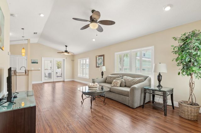 32 S Comares Ave, St Augustine, FL 32080