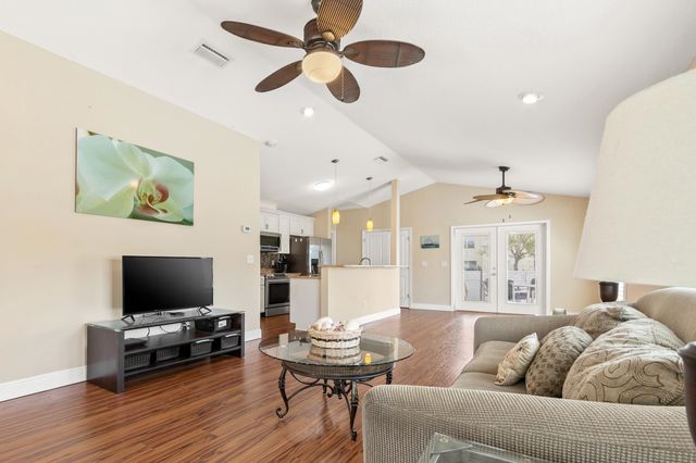 32 S Comares Ave, St Augustine, FL 32080