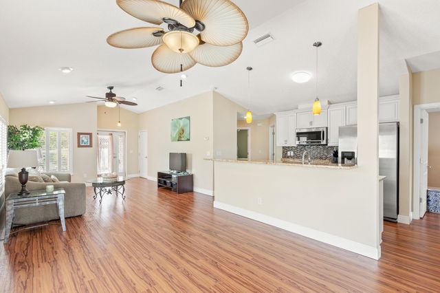 32 S Comares Ave, St Augustine, FL 32080