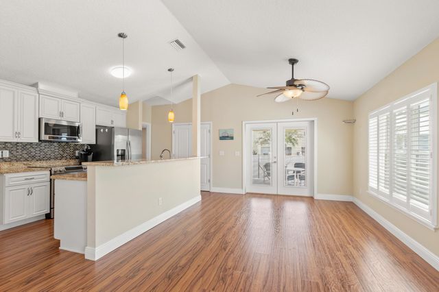 32 S Comares Ave, St Augustine, FL 32080