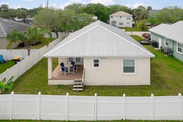 32 S Comares Ave, St Augustine, FL 32080