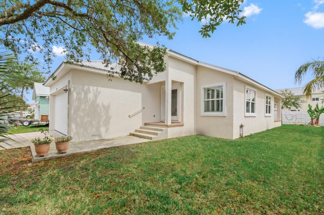 32 S Comares Ave, St Augustine, FL 32080