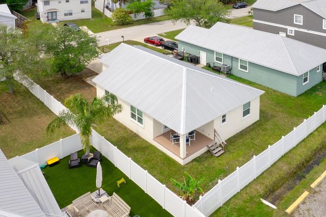 32 S Comares Ave, St Augustine, FL 32080