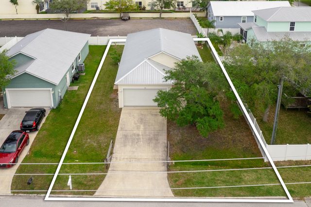 32 S Comares Ave, St Augustine, FL 32080