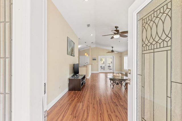 32 S Comares Ave, St Augustine, FL 32080