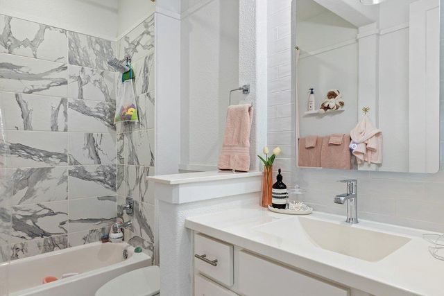 211 Ringtail Stream DR, Austin, TX 78738