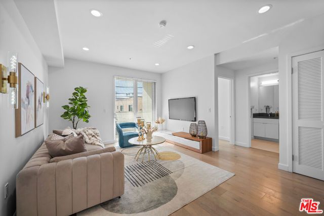 105 S Mariposa Avenue 204, Los Angeles, CA 90004