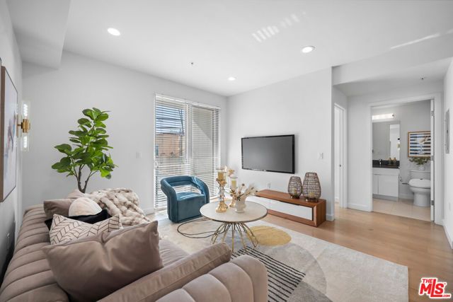 105 S Mariposa Avenue 204, Los Angeles, CA 90004