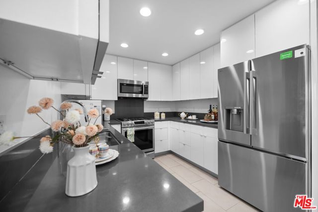 105 S Mariposa Avenue 204, Los Angeles, CA 90004