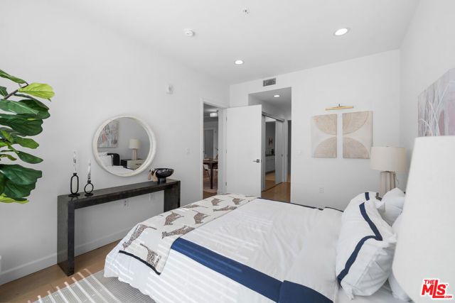 105 S Mariposa Avenue 204, Los Angeles, CA 90004
