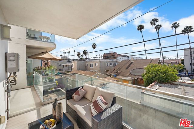 105 S Mariposa Avenue 204, Los Angeles, CA 90004