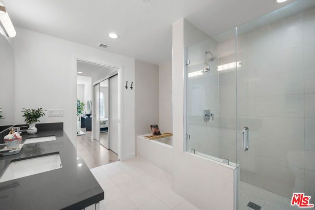 105 S Mariposa Avenue 204, Los Angeles, CA 90004