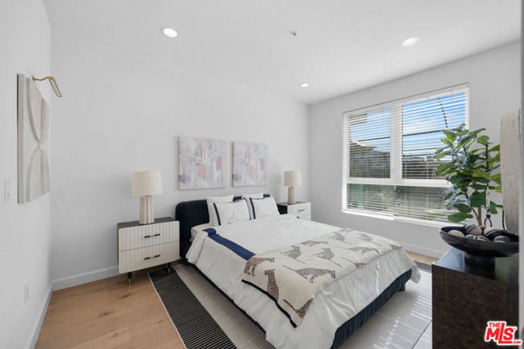 105 S Mariposa Avenue 204, Los Angeles, CA 90004