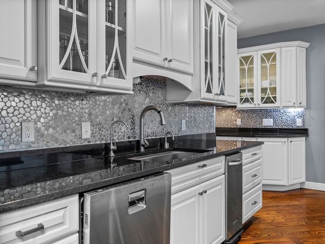 18 Old Colony Dr, Dover, MA 02030
