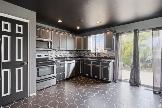 7985 S SAINT IVES LN, West Jordan, UT 84088