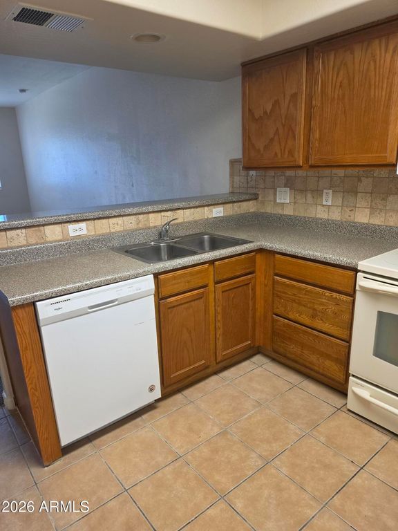 537 S DELAWARE Drive 104, Apache Junction, AZ 85120 — photo 5