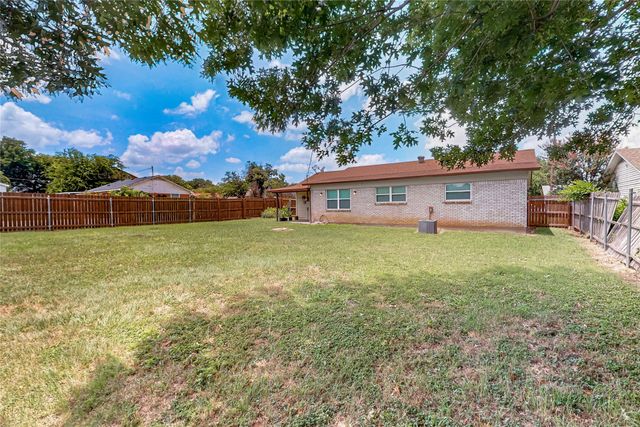 700 E Mission Street, Crowley, TX 76036