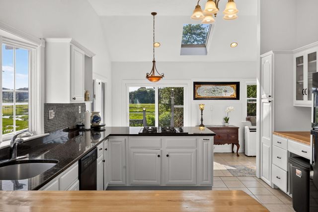 21 Kens Way Street, West Yarmouth, MA 02673