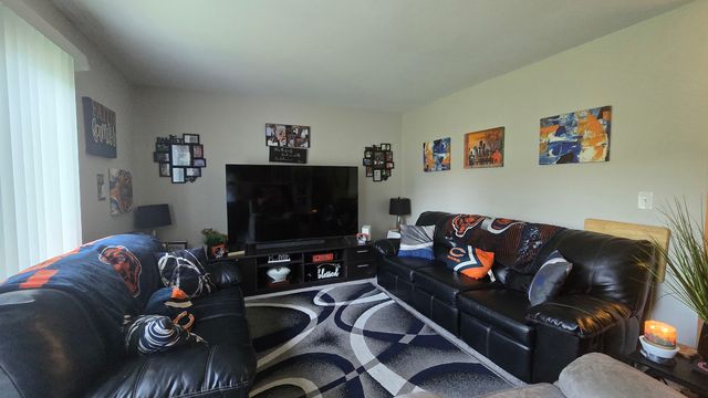 122 Canton Lane, Streamwood, IL 60107