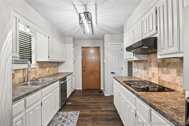 10002 E 117th Place S, Bixby, OK 74008