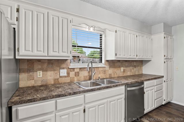 10002 E 117th Place S, Bixby, OK 74008