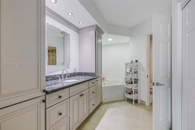 3370 Hidden Bay Dr 1207, Aventura, FL 33180