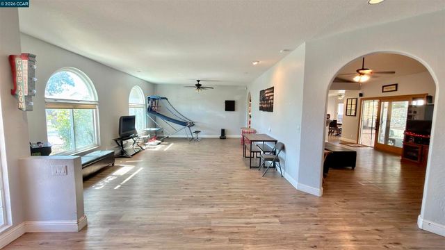 5593 Edgeview Dr, Discovery Bay, CA 94505