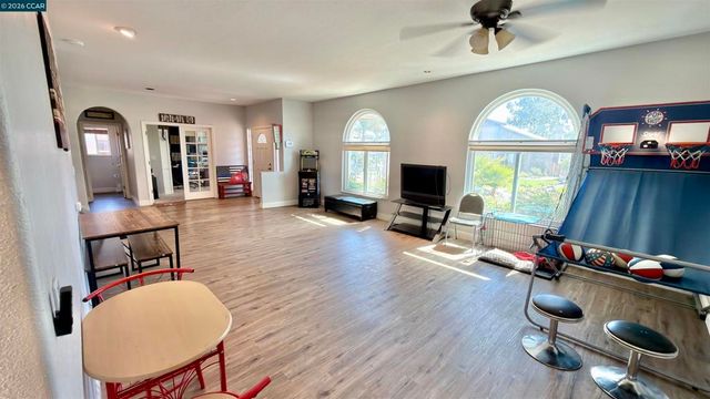 5593 Edgeview Dr, Discovery Bay, CA 94505