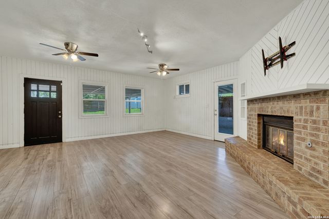 1006 Pecan, Floresville, TX 78114