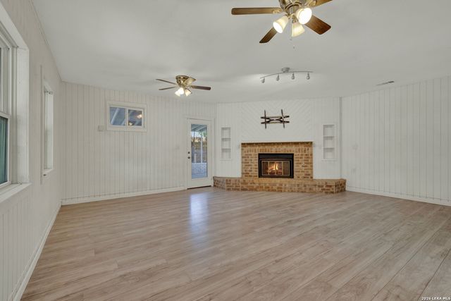 1006 Pecan, Floresville, TX 78114
