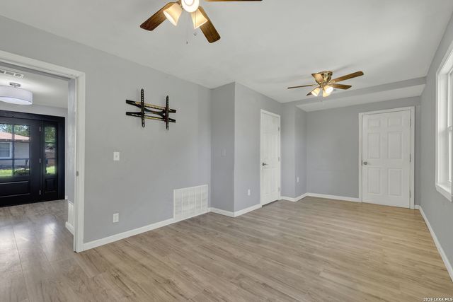 1006 Pecan, Floresville, TX 78114