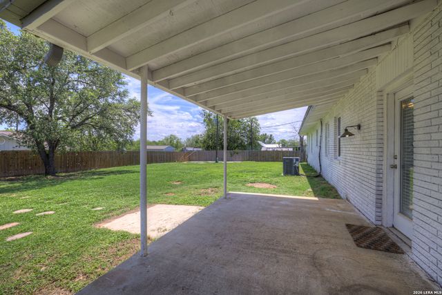 1006 Pecan, Floresville, TX 78114