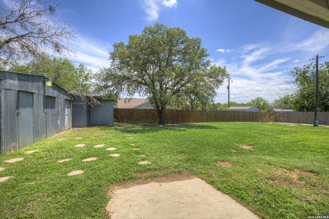 1006 Pecan, Floresville, TX 78114