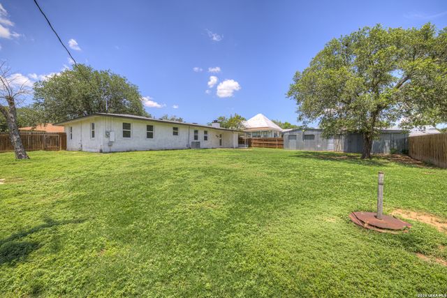 1006 Pecan, Floresville, TX 78114