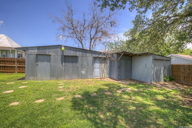 1006 Pecan, Floresville, TX 78114