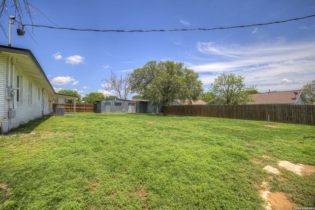 1006 Pecan, Floresville, TX 78114