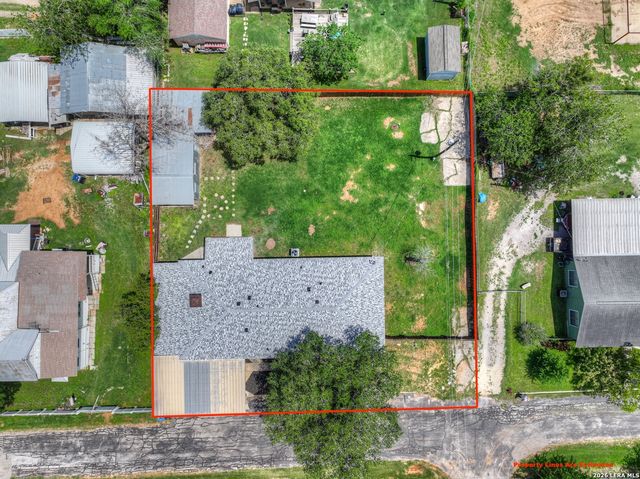 1006 Pecan, Floresville, TX 78114