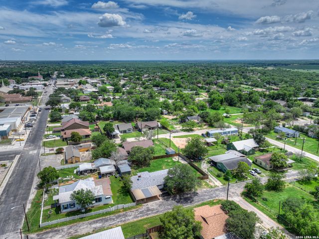1006 Pecan, Floresville, TX 78114