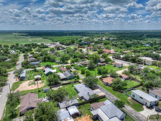 1006 Pecan, Floresville, TX 78114