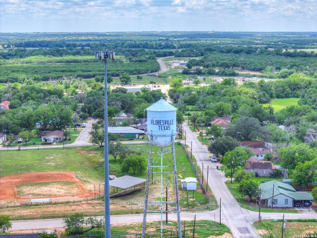 1006 Pecan, Floresville, TX 78114