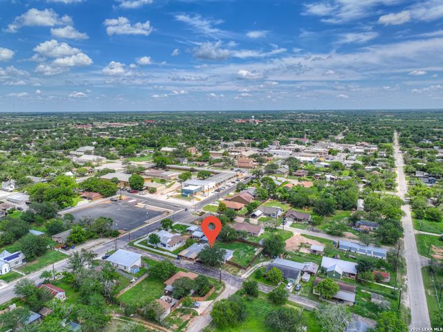 1006 Pecan, Floresville, TX 78114
