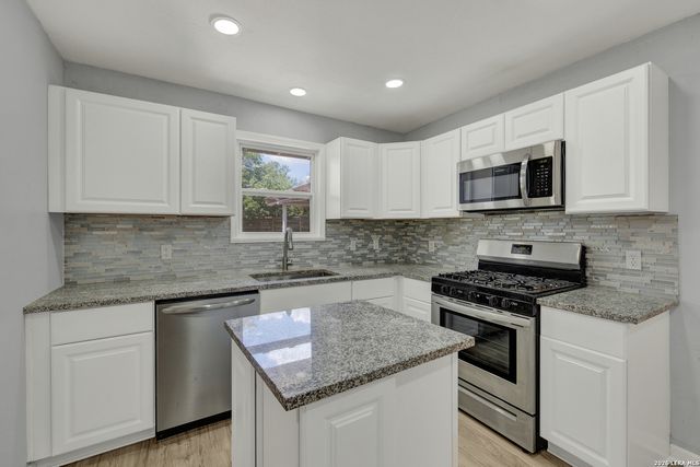 1006 Pecan, Floresville, TX 78114