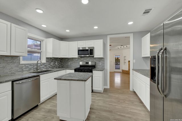 1006 Pecan, Floresville, TX 78114