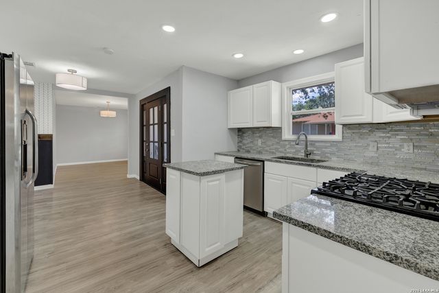1006 Pecan, Floresville, TX 78114
